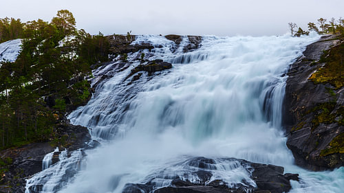 Waterfall Nykkjesoyfossen, Vestland, Noorwegen