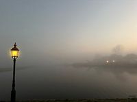 Nebel über einem kleinen See am frühen Morgen.