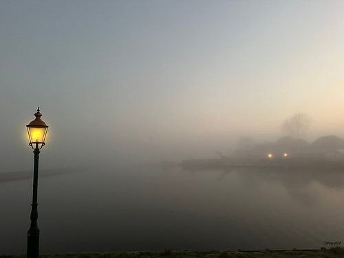 Nebel über einem kleinen See am frühen Morgen.