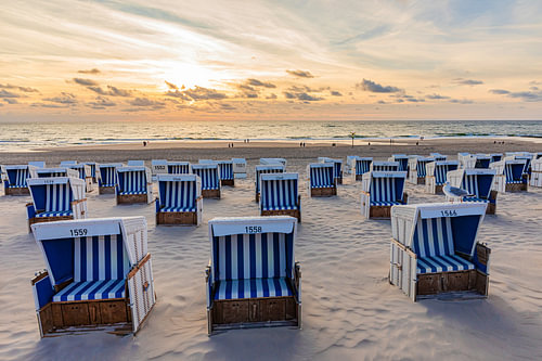 Des fauteuils de plage sur la plage de Westerland, à Sylt, au bord de la mer du Nord