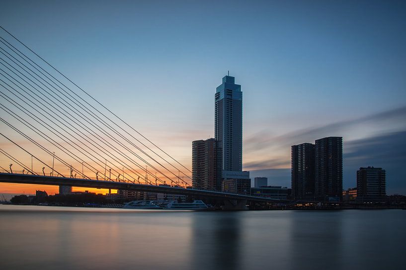 Zonsondergang achter de Zalmhaventoren van Ilya Korzelius