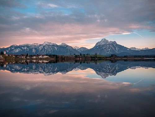 Zonsondergang aan de Hopfensee met zicht op de Tegelberg en de Säuling in Allgäu