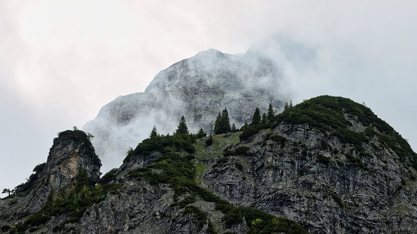 Der Gramai-Hochgebirgsgipfel in Nebel und Wolken von Saranda in t Veld Fotografie