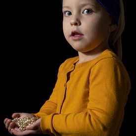La fille avec ses perles. sur Sara Milani