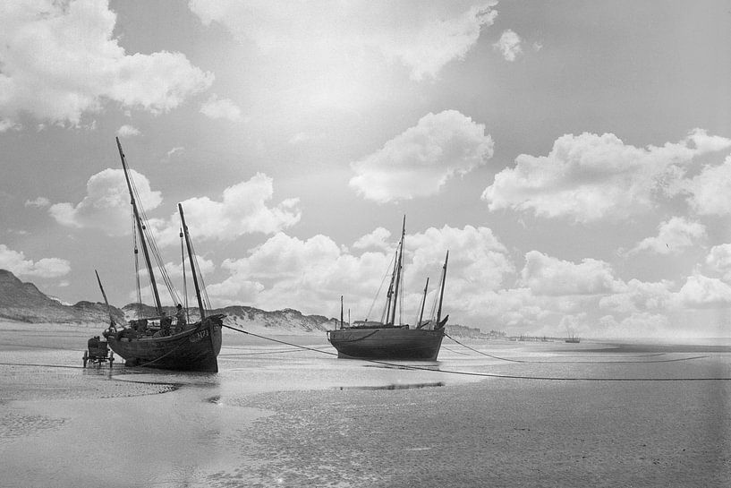 Boten op het strand Nieuwpoort België jaren ‘20 par Timeview Vintage Images