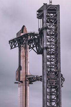 Le vaisseau SpaceX Superheavy (empilé) sur la rampe de lancement (zoom avant) sur Chris Thomassen (Wereldreizigers.nl)