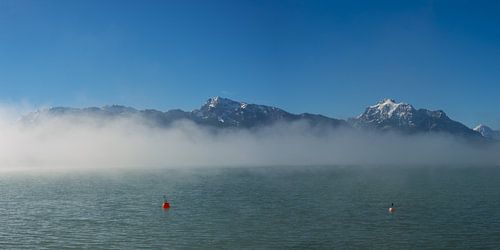 de Forgensee op een ochtend in mei, daarachter de Tegelberg en de Säuling