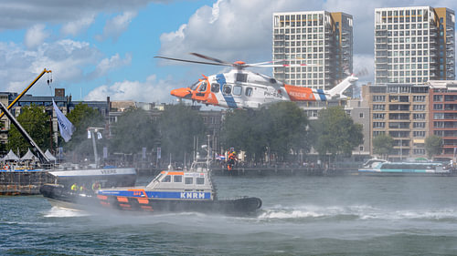 Kustwachthelikopter in actie.