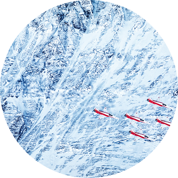 Patrouille Suisse vliegt over een gletsjer tijdens de demo bij de Lauberhornrennen in januari