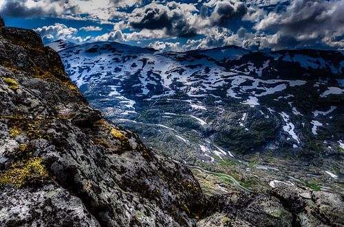 Uitzicht op het verbazingwekkende en idyllische Noorse landschap. Herfstbeeld van bergen.