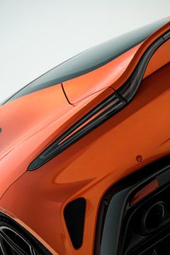 Aston Martin Vantage (Detail) van Dennis Wierenga