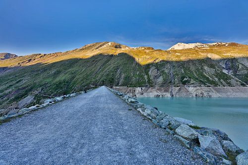 Lac de montagne, sentier de lumière - La crête de la digue du barrage de Mattmark