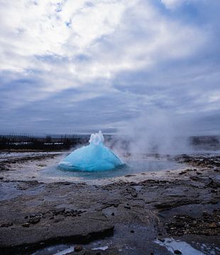 Uitbarsting van de Strokkur geiser in IJsland van Patrick Groß