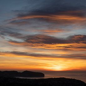 Nuages dramatiques au-dessus de la Méditerranée sur Adriana Mueller