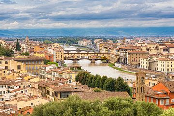 Blick auf die Brücke Ponte Vecchio in Florenz, Italien von Rico Ködder