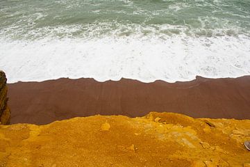 Red Beach Wave Peru by Oscar Leemhuis