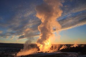 Uitbarsting van de Strokkur-geiser, IJsland sur Koen van der Werf