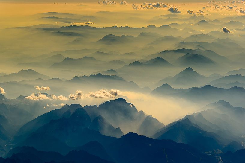 Dunst in den Tälern der Alpen von Denis Feiner