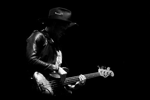 Guitariste basse en noir et blanc
