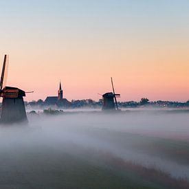 Lever de soleil brumeux avec lueur matinale, moulins classiques et église près de Schermhorn sur mitevisuals