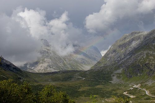 Regenbogen in den norwegischen Bergen