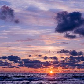 Feuerball geht in der Nordsee unter von Deborah Peerdeman