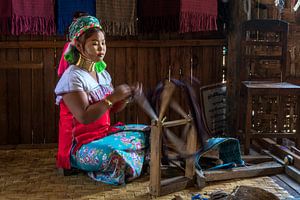 Une jeune fille de la tribu Kayan tisse de la laine