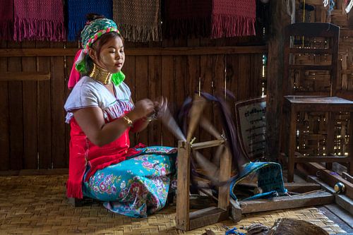Une jeune fille de la tribu Kayan tisse de la laine sur Anges van der Logt