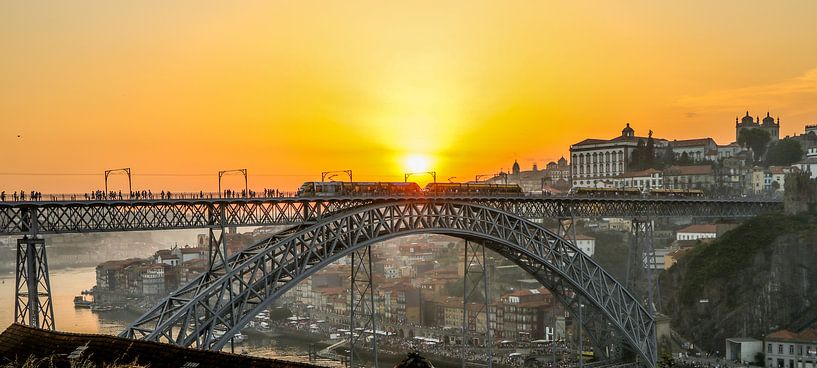 Coucher de soleil au pont Dom Louis et à la Ribeira de Porto pendant la fête de la Saint-Jean. par Arthur Puls Photography