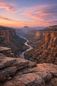 Couchant apaisant sur une vallée fluviale sinueuse dans un paysage canyonique monumental