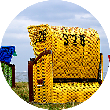 Rode, blauwe en gele strandstoelen op de Duitse Wadden van Alice Berkien-van Mil