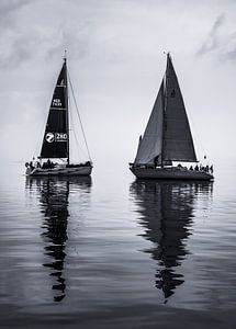 Deux voiliers flottant sur l'eau en attendant un vent suffisant. sur Arthur Scheltes