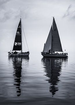 Zwei Segelyachten dümpeln auf dem Wasser und warten auf ausreichend Wind von Arthur Scheltes