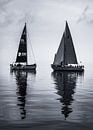 Zwei Segelyachten dümpeln auf dem Wasser und warten auf ausreichend Wind von Arthur Scheltes Miniaturansicht