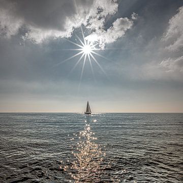 Zeilbootje op het IJsselmeer in het tegenlicht