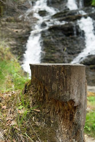 De Plodda waterval is een waterval 5 km ten zuidwesten van het dorp Tomich