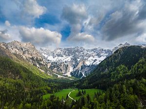Luftaufnahme des Tals von Zgornje Jezersko im Frühling