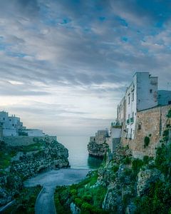 Der Strand von Lama Monachile in der Abenddämmerung, Polignano a Mare, Apulien