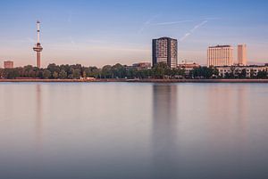 Euromast Rotterdam in de ochtend van Ilya Korzelius