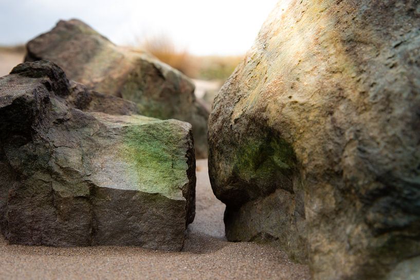 Des rochers dans le sable par Patricia van Kuik