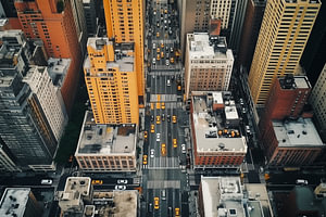 Drohnenaufnahmen mit Blick auf die Straße von New York City