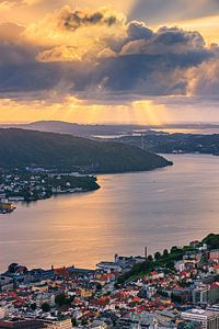 Sonnenuntergang in Bergen vom Berg Floyen aus gesehen, Norwegen von Henk Meijer Photography