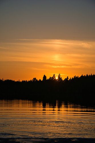 Zonsopgang boven een meer in Zweden, bij zonsopgang