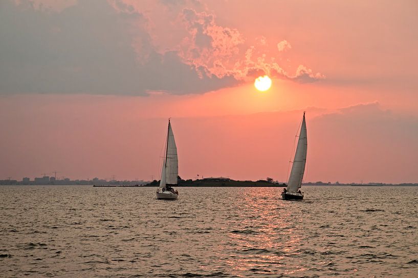 Zeilen op het IJsselmeer bij Pampus bij zonsondergang in Nederland van Eye on You