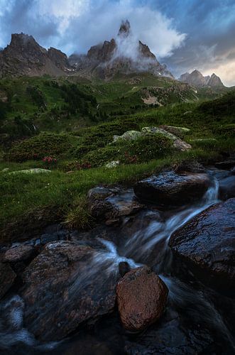 Laatste licht na de regen in de Franse Alpen