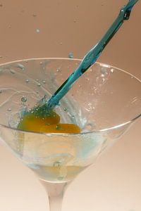 Blauer Alkohol trifft auf orange Eiswürfel