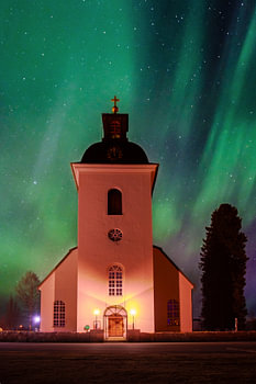 Kirche von Nås unter dem Nordlicht