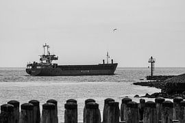 Küstenmotorschiff fährt am Strand von Flushing vorbei ins Meer.