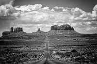Highway to Monument Valley in zwart en wit