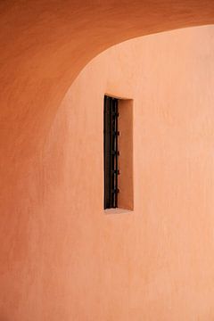 mediterrane aarde kleur muur met boog en raam van Marjolein Hameleers